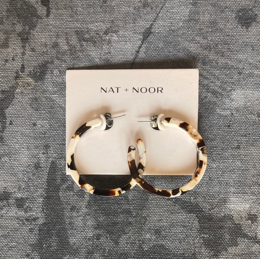 NAT + NOOR - Nora Hoops In Coco Cream